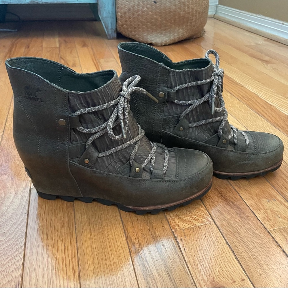 Sorel lace up wedge booties sz 9 dark olive